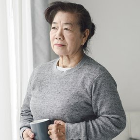 Za pośrednictwem programów rządowych i instytucji zajmujących się opieką społeczną, dotychczas rozdy