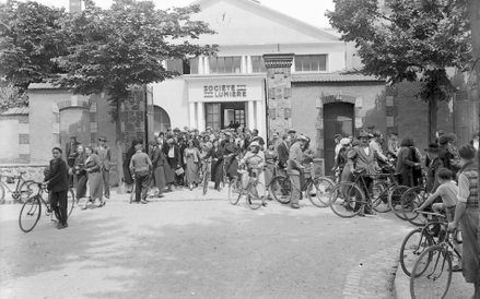 Fabryka Lumi?re produkująca aparaty fotograficzne w Joinville-le-Pont, około 1930 r.