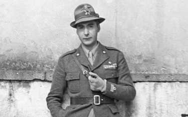 Curzio Malaparte podczas II wojny światowej służył w stopniu kapitana w 5. pułku alpejskim, którego 