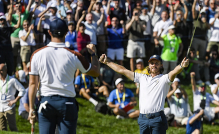 Tommy Fleetwood i Rory McIlroy (tyłem) z drużyny europejskiej