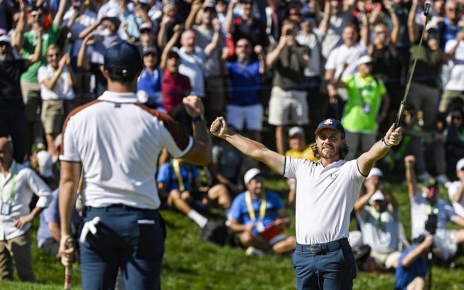 Tommy Fleetwood i Rory McIlroy (tyłem) z drużyny europejskiej