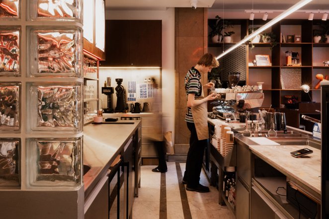 Oprócz napojów kawiarnia serwuje świeże kanapki oraz rzemieślnicze wypieki, które są dostarczane prz