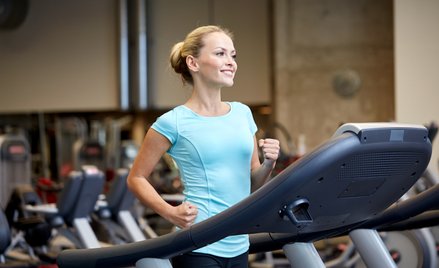 Polacy regularnie odwiedzający siłownie najchętniej korzystają z bieżni.