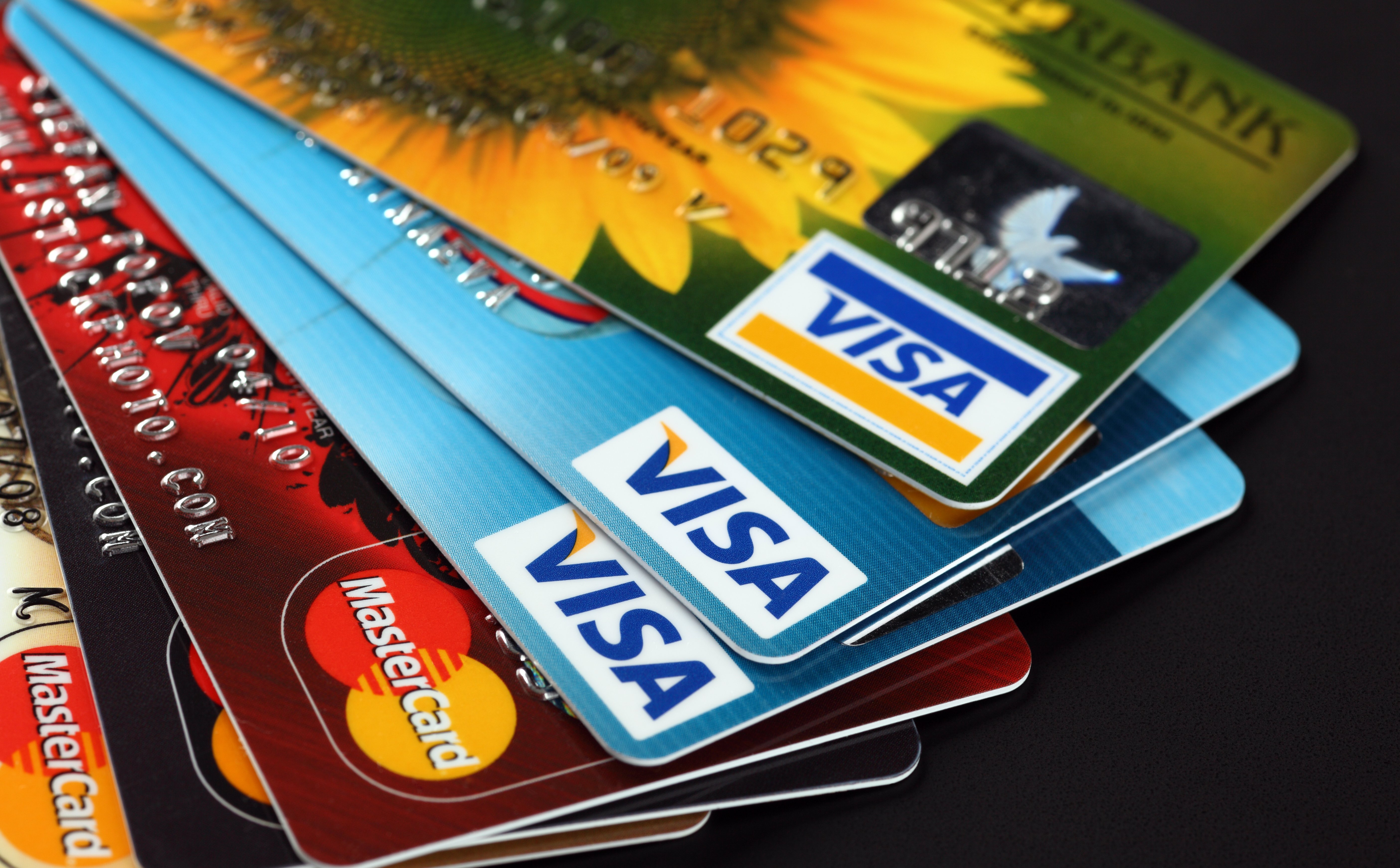 Visa i Mastercard zapłacą milionom klientów za wysokie opłaty w bankomatach