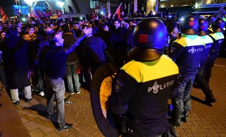 Holandia: Turecka minister deportowana. Policja rozbija protest