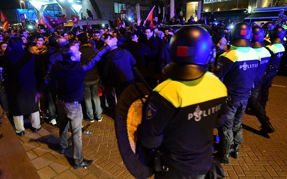 Holandia: Turecka minister deportowana. Policja rozbija protest