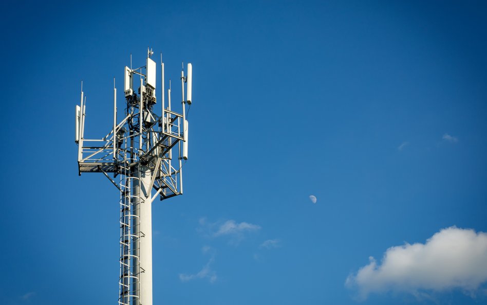 Rezerwacje pasma z aukcji 5G z poślizgiem. UKE rozmawia z PIRC