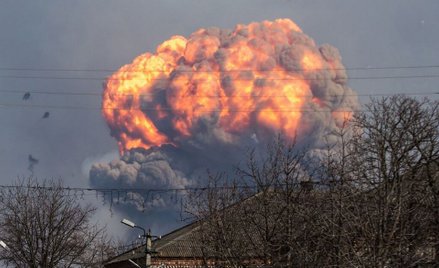 Eksplozja amunicji widoczna ponad domami Bałaklii.
