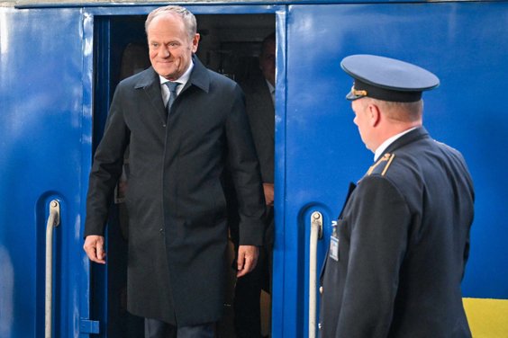 Premier Donald Tusk na dworcu kolejowym w Kijowie