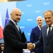 Premier Donald Tusk, koordynator projektu SprawdzaMy Jacek Socha  i pełnomocnik przedsiębiorców ds. 