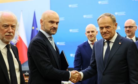 Premier Donald Tusk, koordynator projektu SprawdzaMy Jacek Socha  i pełnomocnik przedsiębiorców ds. 