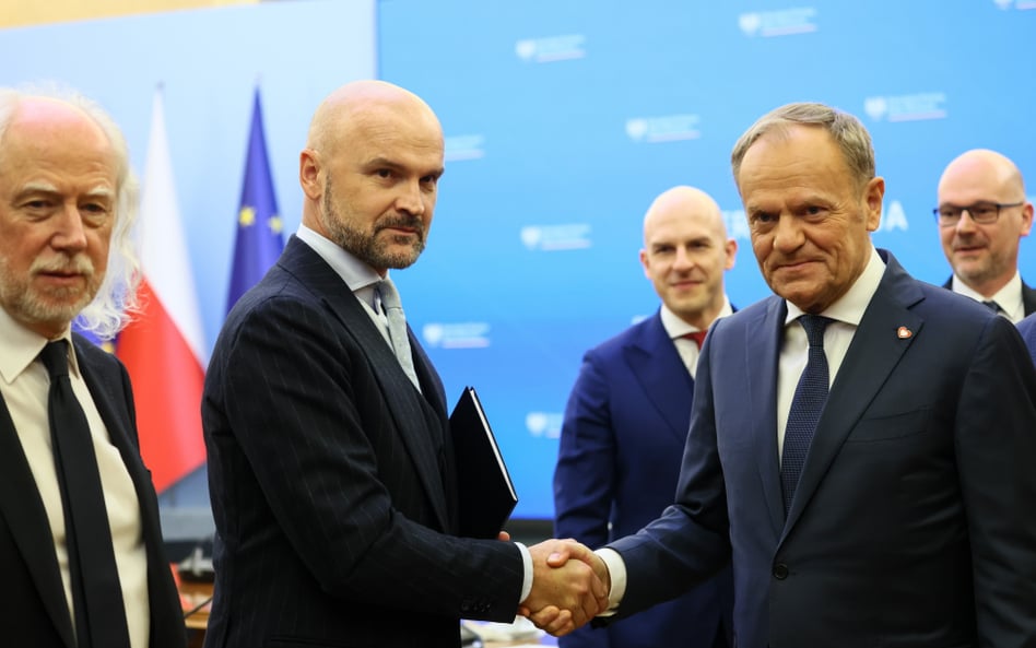 Premier Donald Tusk, koordynator projektu SprawdzaMy Jacek Socha  i pełnomocnik przedsiębiorców ds. 