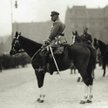 Marszałek Piłsudski podczas uroczystości z okazji Święta Niepodległości na placu Saskim w Warszawie.