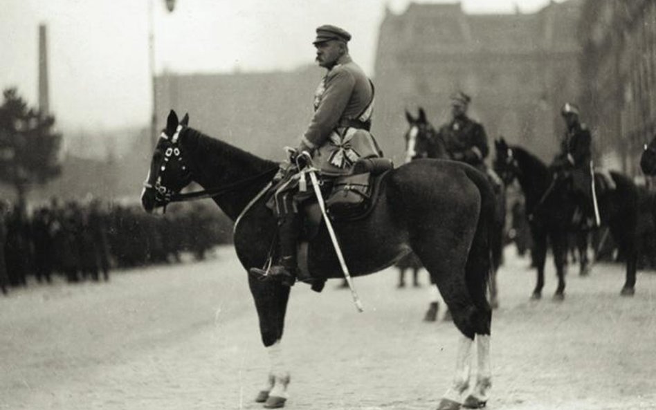 Marszałek Piłsudski podczas uroczystości z okazji Święta Niepodległości na placu Saskim w Warszawie.