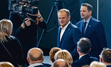 Dziś obóz rządzący nie ma spójnej opowieści. Nikt – poza Donaldem Tuskiem (na zdjęciu z Rafałem Trza