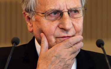 Jean-Claude Trichet, prezes EBC, wskazuje, że kryzys uderzył w słabe gospodarki strefy euro w podobn