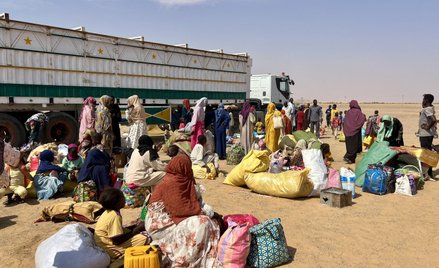 Uciekinierzy z podbitego przez RSF miasta Al-Faszir w nowym obozie na północy Sudanu