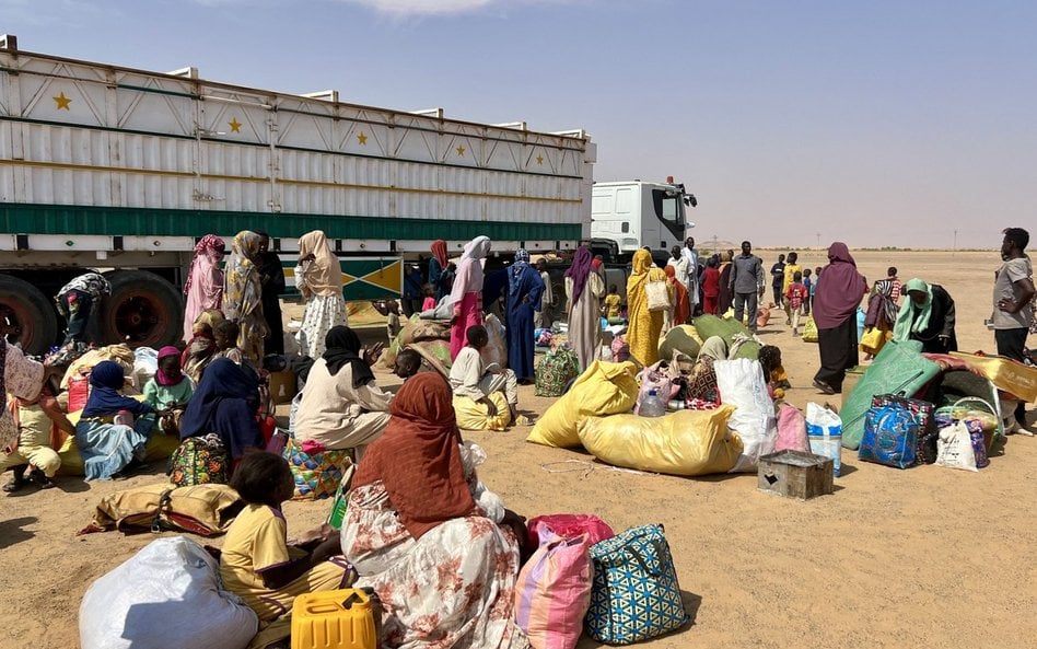 Uciekinierzy z podbitego przez RSF miasta Al-Faszir w nowym obozie na północy Sudanu