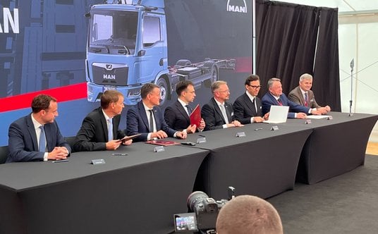 15 lipca 2026 roku przedstawiciele zarządu MAN oraz minister finansów i gospodarki Andrzej Domański 