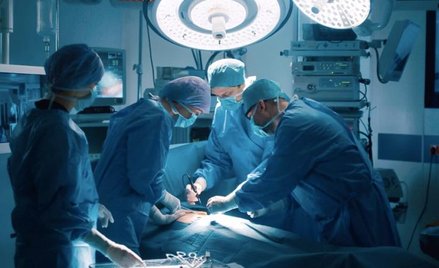 W okresie pandemii przeszczepy narządów wykonywane są w sytuacji zagrożenia życia.