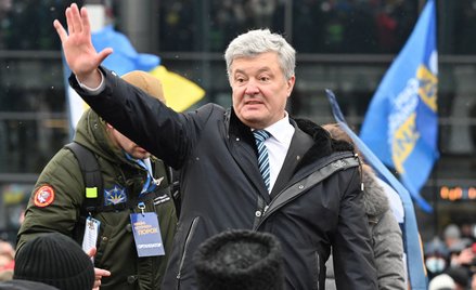 Petro Poroszenko wita swych zwolenników przed lotniskiem