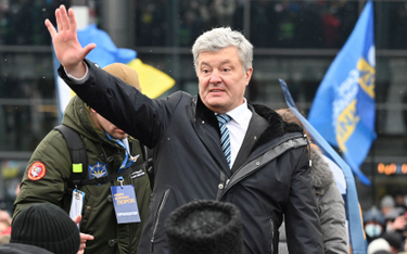 Petro Poroszenko wita swych zwolenników przed lotniskiem