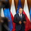 Premier Donald Tusk przed wylotem do Paryża na lotnisku w Warszawie