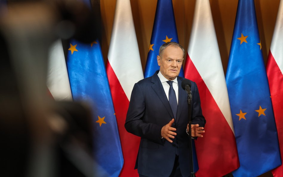 Premier Donald Tusk przed wylotem do Paryża na lotnisku w Warszawie