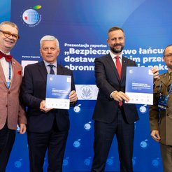 Wicepremier i minister obrony narodowej Władysław Kosiniak - Kamysz podczas prezentacji raportu w Ka