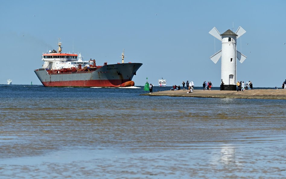 Statek w pobliżu portu w Świnoujściu.