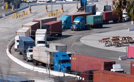 Port Los Angeles – kolumny ciężąrówek próbują wydostać się z nabrzeży
