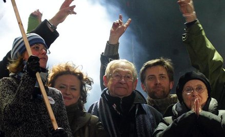Andrzej Wajda z Joanną Szczepkowską podczas koncertu „Solidarni z Białorusią”, 12 marca 2006 r.