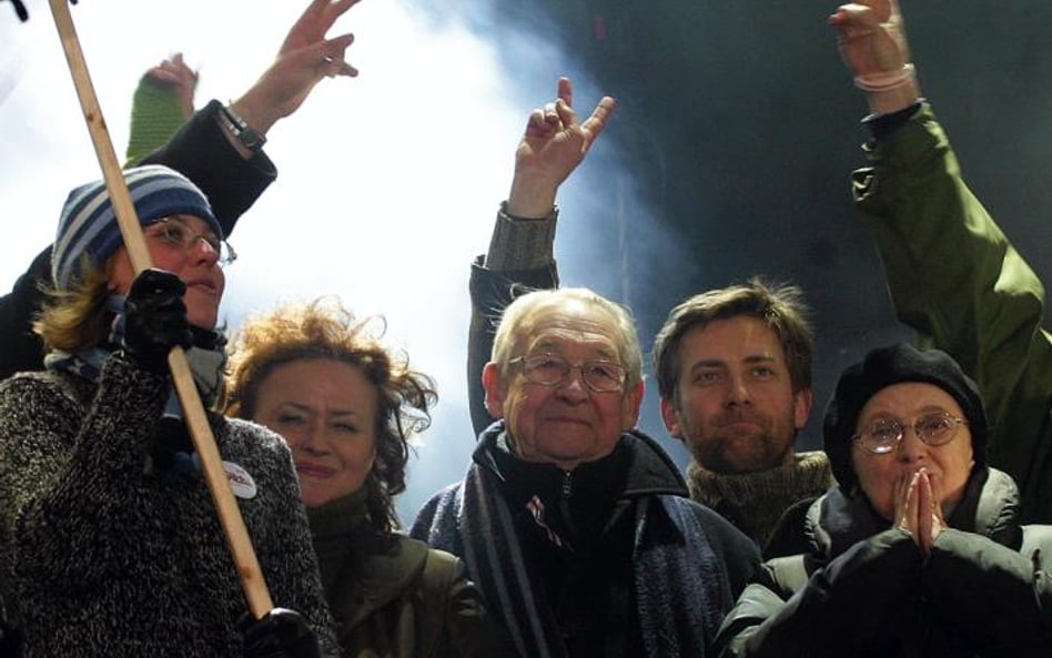 Andrzej Wajda z Joanną Szczepkowską podczas koncertu „Solidarni z Białorusią”, 12 marca 2006 r.