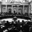 Spory o Okrągły Stół (na zdjęciu obrady plenarne w marcu 1989 r.) czy rząd Jana Olszewskiego już nie