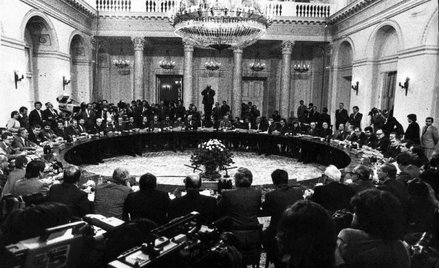 Spory o Okrągły Stół (na zdjęciu obrady plenarne w marcu 1989 r.) czy rząd Jana Olszewskiego już nie