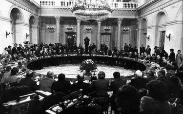 Spory o Okrągły Stół (na zdjęciu obrady plenarne w marcu 1989 r.) czy rząd Jana Olszewskiego już nie