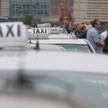 Liczba kierowców jeżdżących taksówkami drastycznie maleje