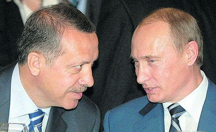 Turecki premier Tayyip Recep Erdogan (z lewej) z szefem rosyjskiego rządu Władimirem Putinem
