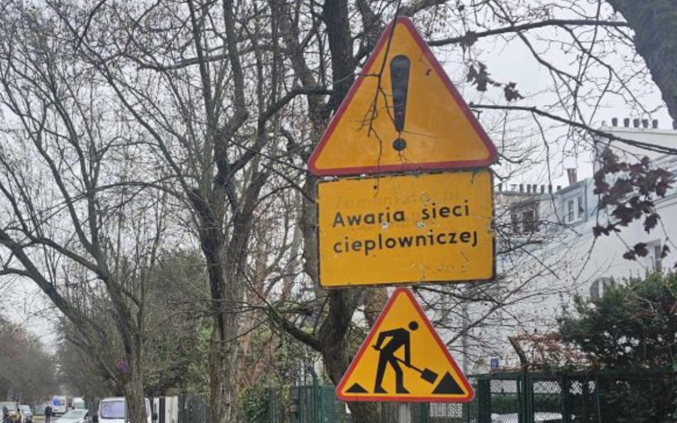 Prace przy naprawianiu uszkodzonej sieci ciepłowniczej potrwają do poniedziałku