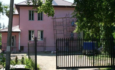 Ogrodzenie posesji nie może stwarzać zagrożenia dla bezpieczeństwa ludzi i zwierząt