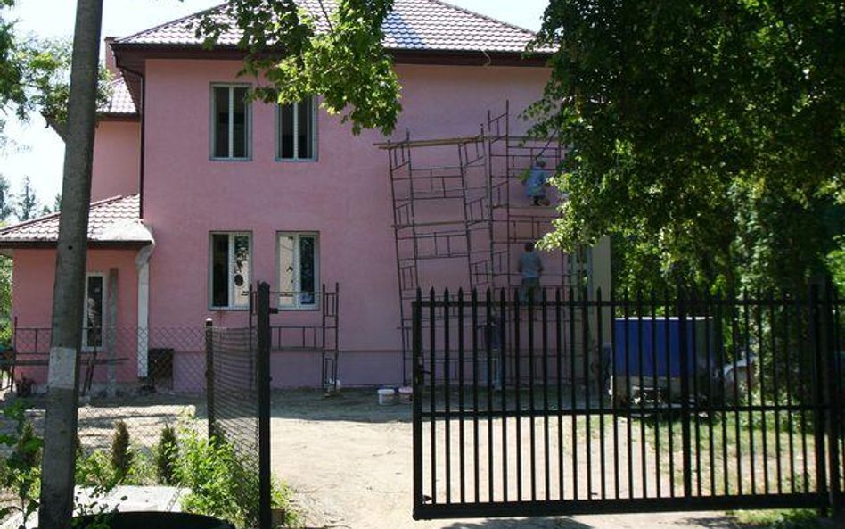 Ogrodzenie posesji nie może stwarzać zagrożenia dla bezpieczeństwa ludzi i zwierząt