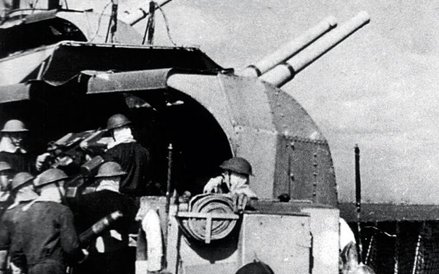 Ćwiczenia artylerzystów na pokładzie niszczyciela ORP „Krakowiak”