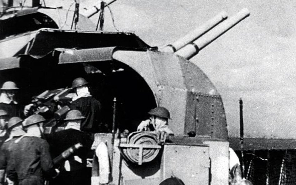 Ćwiczenia artylerzystów na pokładzie niszczyciela ORP „Krakowiak”