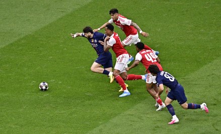 Finał Ligi Mistrzów PSG–Arsenal. Chwicza Kwaracchelia ucieka z piłką piłkarzom klubu z Anglii