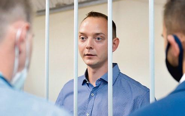 Aresztowanie Iwana Gołunowa (w klatce) wywołało gwałtowne protesty w Moskwie