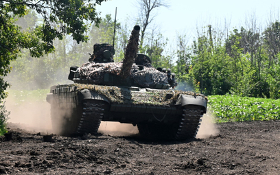 Obwód charkowski, ukraiński czołg w pobliżu linii frontu