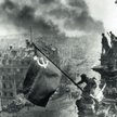 Żołnierze sowieccy zatykają flagę na Reichstagu. Chorągiew z sierpem i młotem pierwszy raz zawisła n