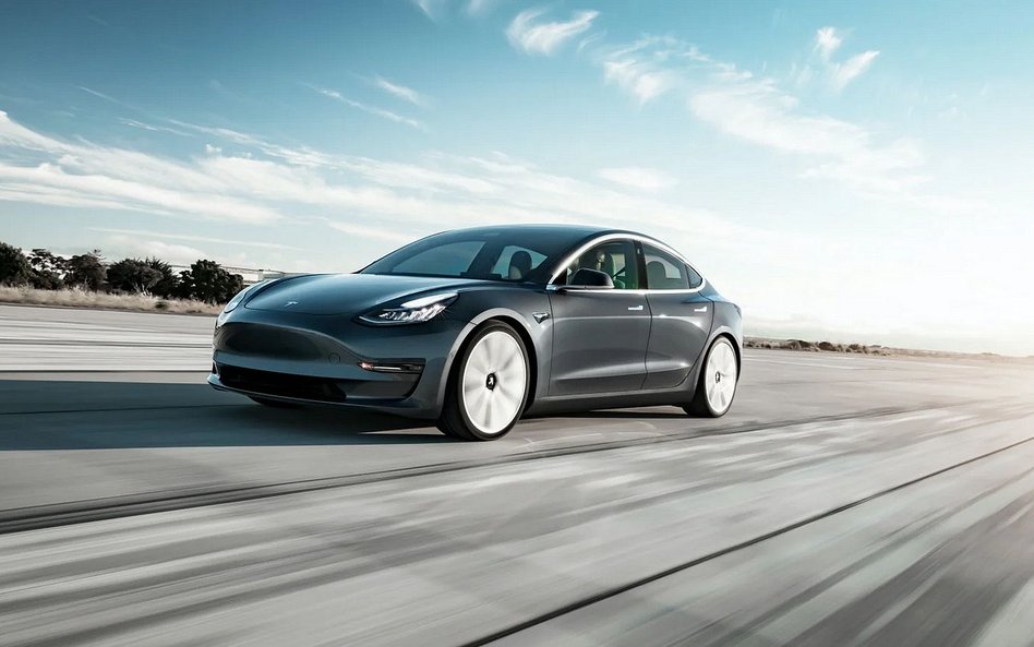 Tesla walczy o klientów. Po obniżkach cen elektryk tańszy od modeli spalinowych