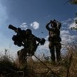Żołnierze jednostki obrony powietrznej 3. Samodzielnej Brygady Szturmowej obserwują niebo podczas zm