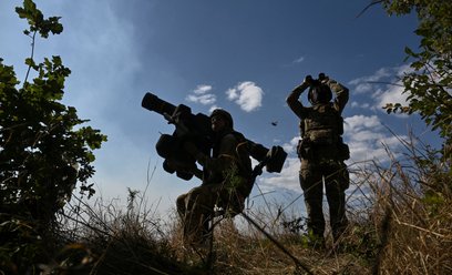 Żołnierze jednostki obrony powietrznej 3. Samodzielnej Brygady Szturmowej obserwują niebo podczas zm